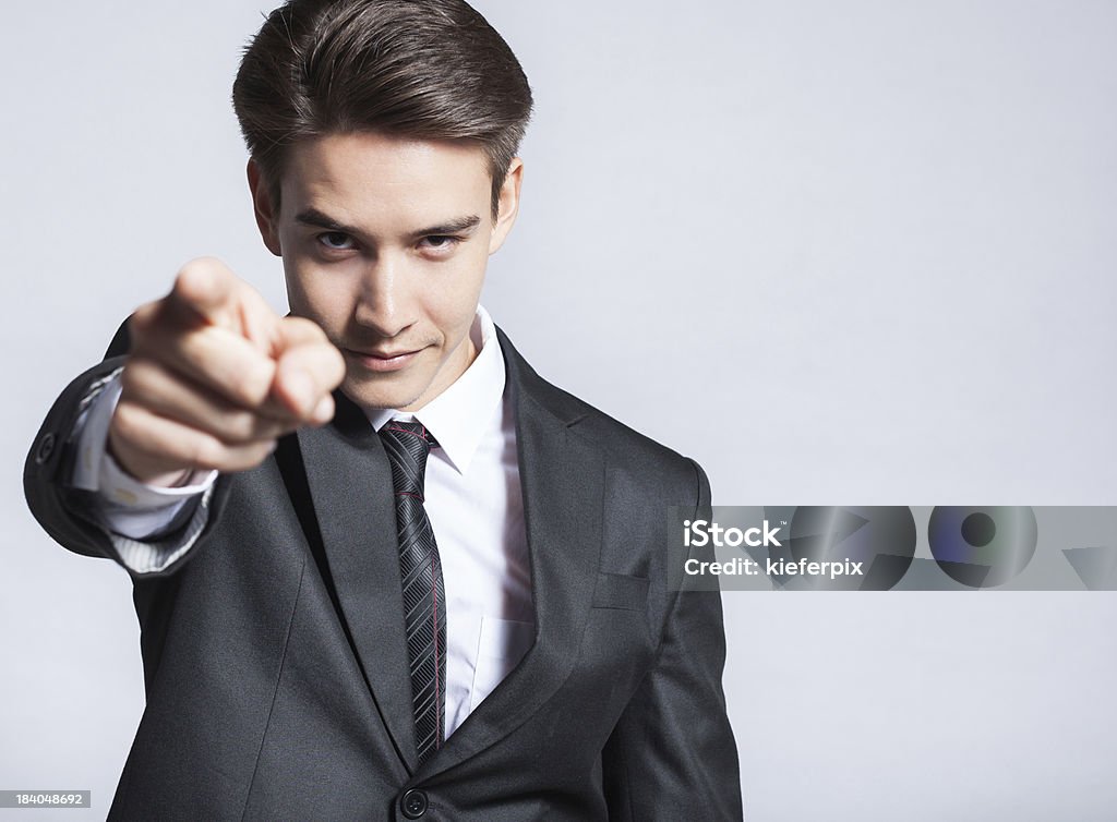 Portrait de jeune homme pointant avec son doigt - Photo de Homme d'affaires libre de droits