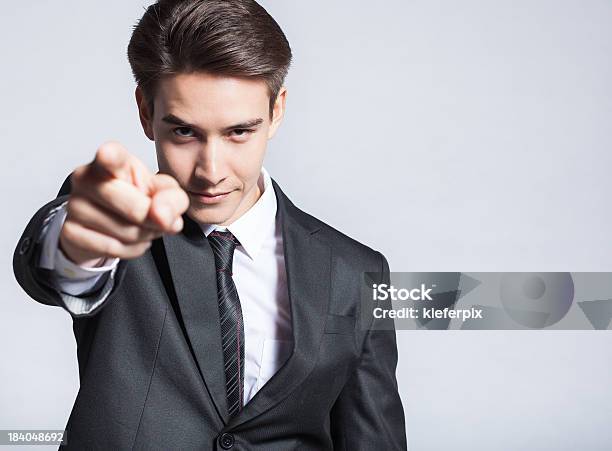 若い男性のポートレート彼の指を指す - ビジネスマンのストックフォトや画像を多数ご用意 - ビジネスマン, 1人, ひらめき