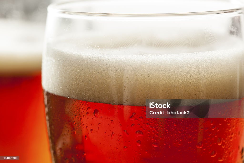 Tonos ámbar oscuros refrescante cerveza - Foto de stock de Amarillo - Color libre de derechos