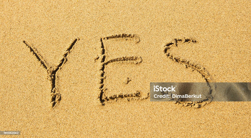 Tak-napisany w piasku na plaży fakturę. - Zbiór zdjęć royalty-free (Brązowy)