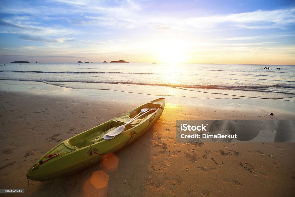 Kayak en la playa tropical - Foto de stock de Aire libre libre de derechos