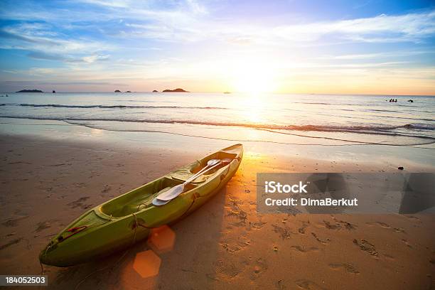 Kajak Na Tropikalnej Plaży - zdjęcia stockowe i więcej obrazów Czerwony - Czerwony, Fotografika, Gorąco