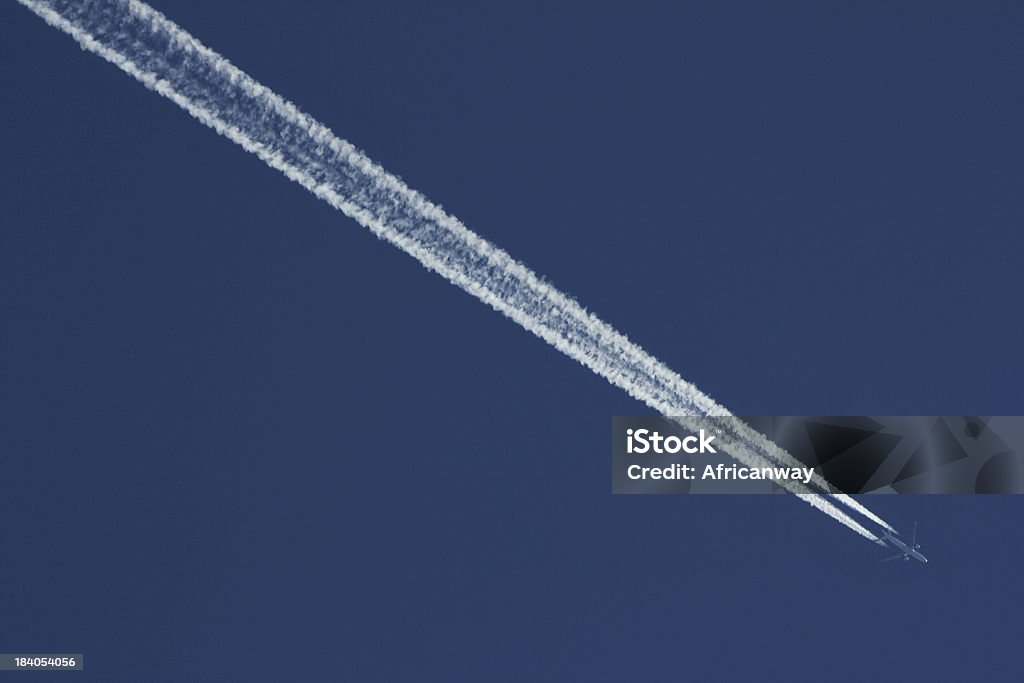 ブルースカイ&ホワイトの結露トレイルの飛行機 - Horizonのロイヤリティフリーストックフォト