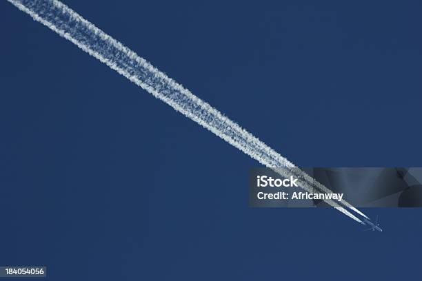 ブルースカイホワイトの結露トレイルの飛行機 - Horizonのストックフォトや画像を多数ご用意 - Horizon, バケーション, 中距離