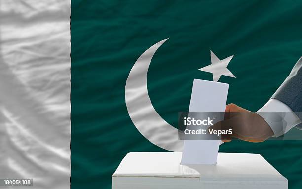 남자 의 선택 파키스탄 앞마당 Of 플래깅 선거에 대한 스톡 사진 및 기타 이미지 - 선거, 파키스탄, Referendum