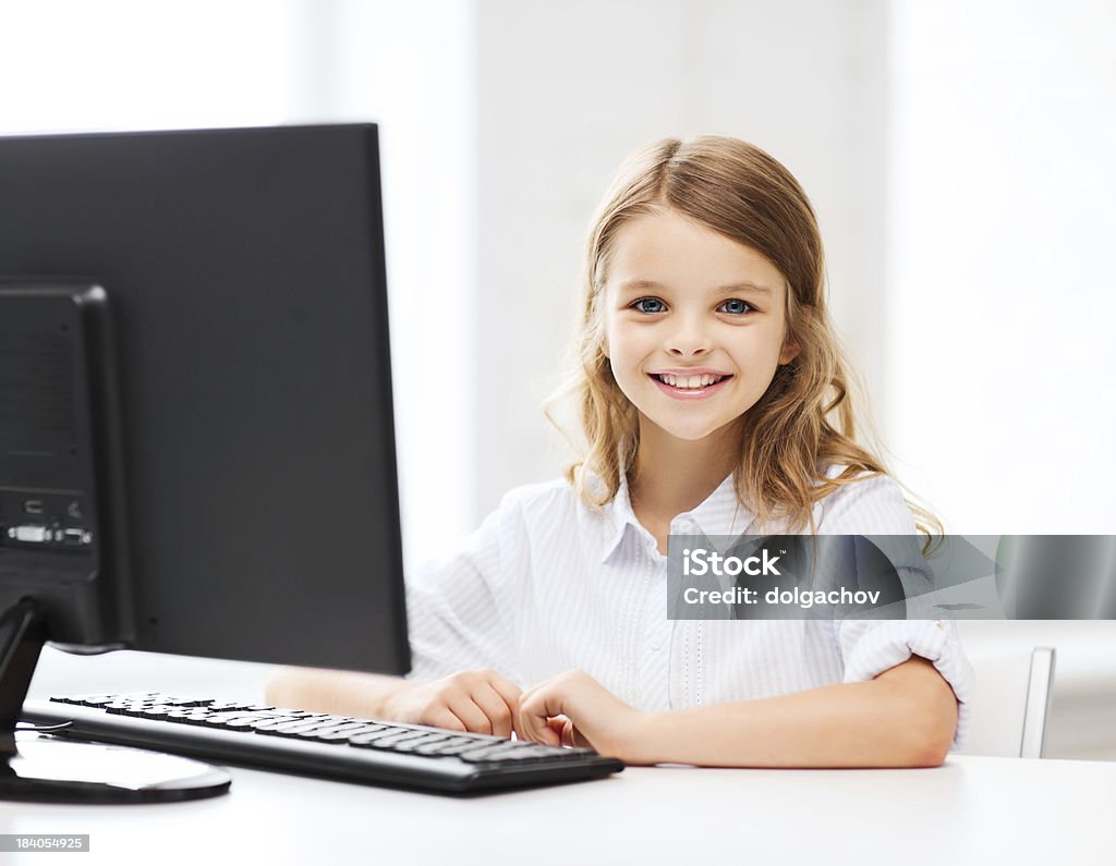 학생 여자아이 컴퓨터 학교 - 로열티 프리 게이머 스톡 사진