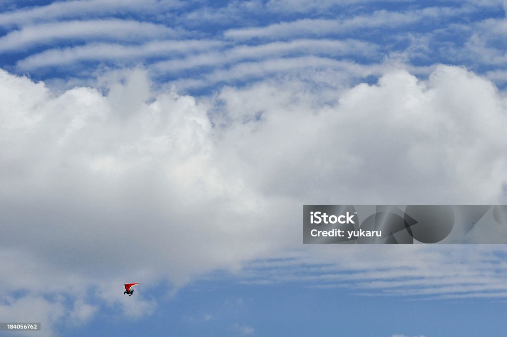 Elettrica Aliante tra le nuvole - Foto stock royalty-free di Aeroplano