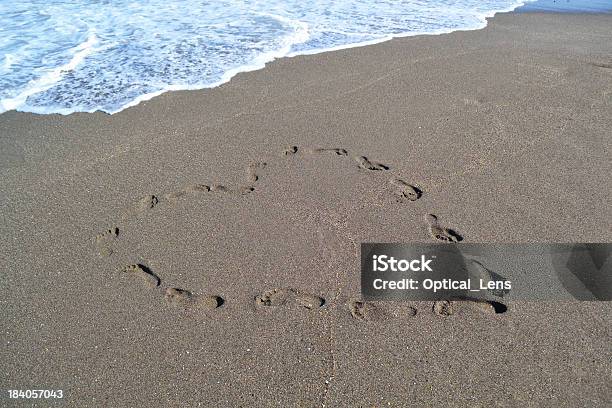 Footprints Fazendo Uma Coração Forma - Fotografias de stock e mais imagens de Contorno - Contorno, Símbolo do Coração, Água