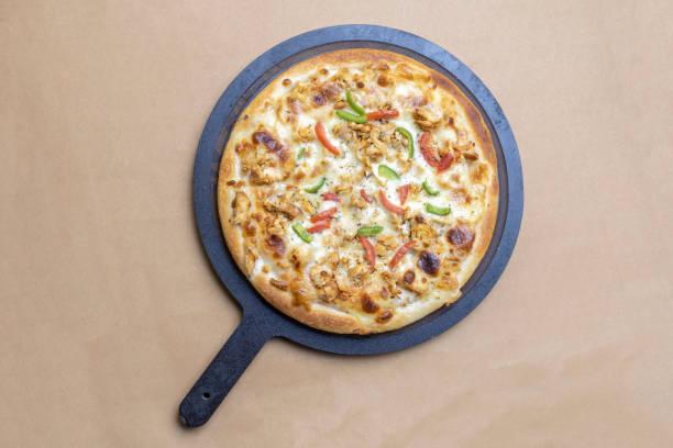 pollo tikka con condimenti di verdure pizza con teglia di legno su sfondo verde - pepperoni pizza green olive italian cuisine tomato sauce foto e immagini stock