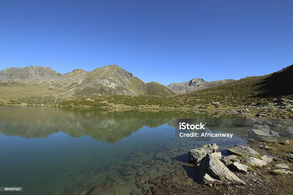 パノラマのアルプス山湖 Hirschebensee 、キュータイ、チロル自然博物館、オーストリア - Horizonのロイヤリティフリーストックフォト