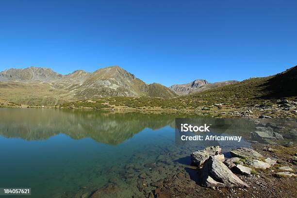 Foto de Panorama Do Lago De Montanha Alpino Hirschebensee Kühtai Tirol Áustria e mais fotos de stock de Alpes europeus