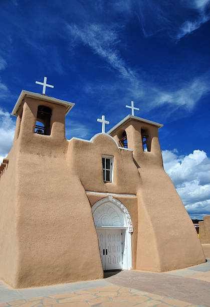 rancho de taos, нью-мексико, сша: церковь st francis assisi - adobe systems incorporated стоковые фото и изображения