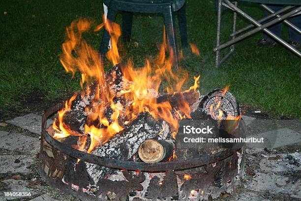 Foto de Fogo De Chão e mais fotos de stock de Buraco de fogueira - Buraco de fogueira, Chama, Fogo