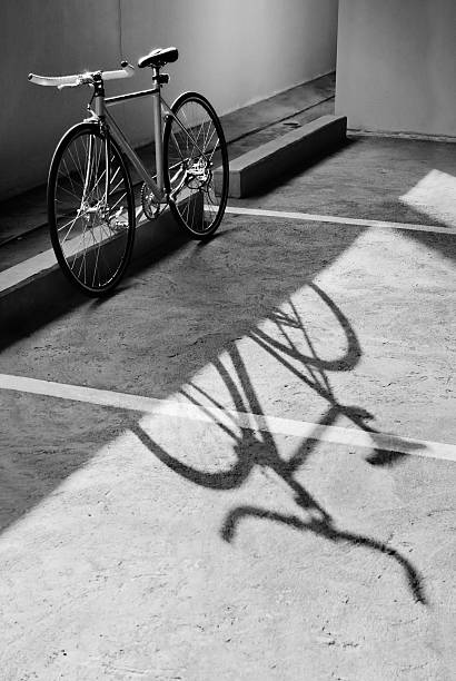 bicicleta e a sua sombra - bicycle chain bicycle tire black and white imagens e fotografias de stock