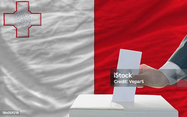 男性の選挙投票でマルタの正面の旗 - マルタ島のストックフォトや画像を多数ご用意 - マルタ島, マルタ諸島, 人体部位