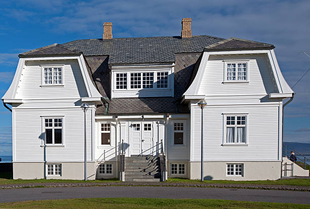 island-höfdi haus in reykjavik - dachschindel stock-fotos und bilder