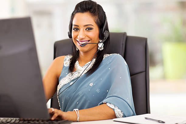美しいインドのビジネスの顧客サービスオペレータ - hotel reception customer service representative headset receptionist ストックフォトと画像