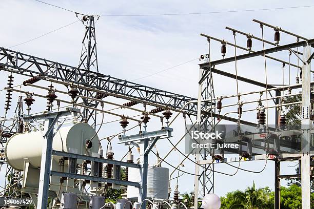 Elektrische Kraftwerk Mit Walkingstöcken Kabel Und Kraftvolle Transformatoren Stockfoto und mehr Bilder von Achtung Hochspannung