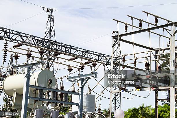 Stazione Di Energia Elettrica Con Poli Cavi E Trasformatori Di Potenza - Fotografie stock e altre immagini di Alta tensione