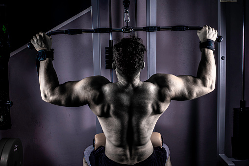 Bodybuilder training the lats