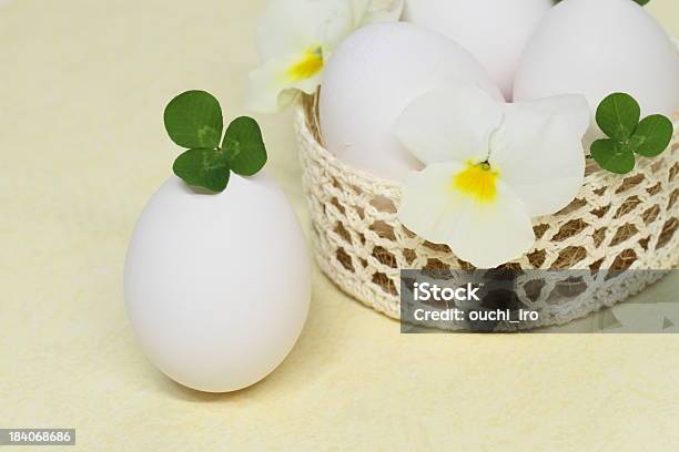 Arreglo De Los Huevos De Pascua Foto de stock y más banco de imágenes de Alimento - Alimento, Amarillo - Color, Arreglo