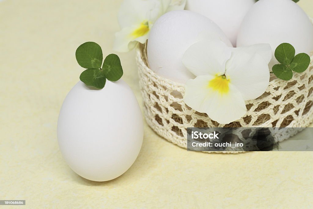 Композиция из Пасхальное яйцо - Стоковые фото Анютины глазки роялти-фри