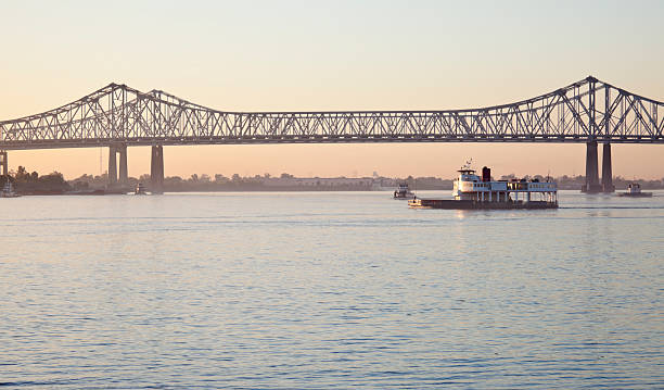 brücke auf den mississippi river - bark stock-fotos und bilder