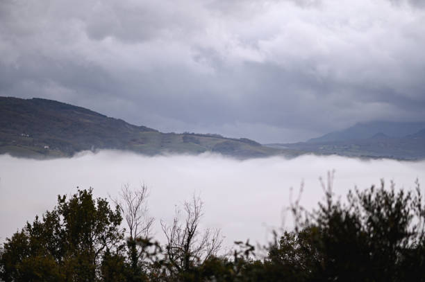 zła pogoda z deszczowymi chmurami i mgłą w górach. - winter lake snow fog zdjęcia i obrazy z banku zdjęć