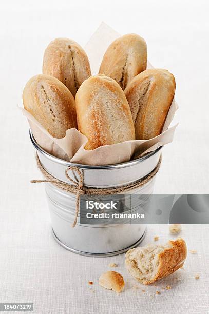Francês Baguettes Feito Em Casa - Fotografias de stock e mais imagens de Assado no Forno - Assado no Forno, Balde, Branco