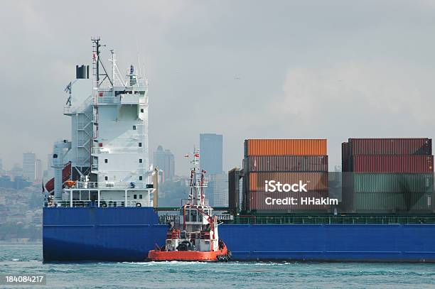 貨物船やタグボート - オイルタンカーのストックフォトや画像を多数ご用意 - オイルタンカー, タグボート, タンカー