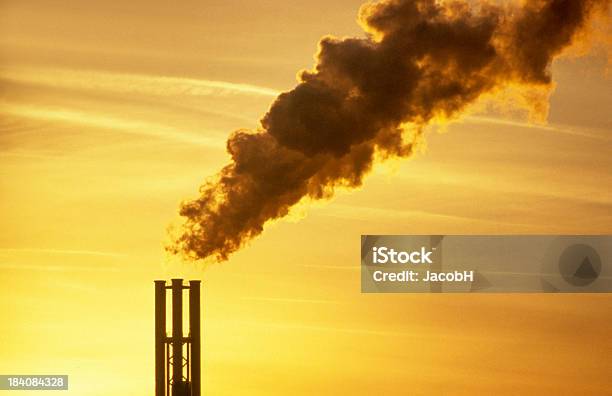 Chimenea Industrial Foto de stock y más banco de imágenes de Aire libre - Aire libre, Chimenea industrial, Cielo