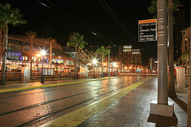 サンディエゴでのご宿泊 - san diego trolley ストックフォトと画像