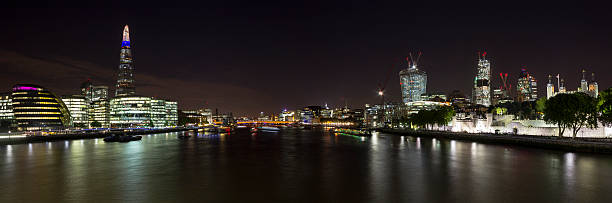 ロンドンの街並みのパノラマに広がる - crane skyline uk tower of london ストックフォトと画像