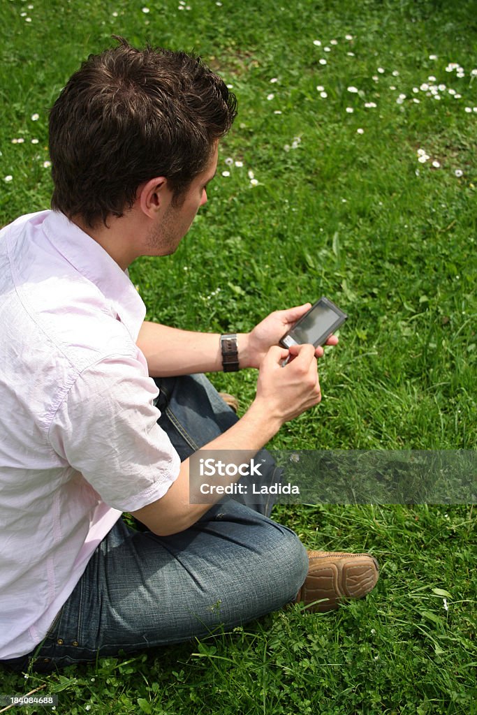 Giovane uomo con un palmare - Foto stock royalty-free di Accessibilità