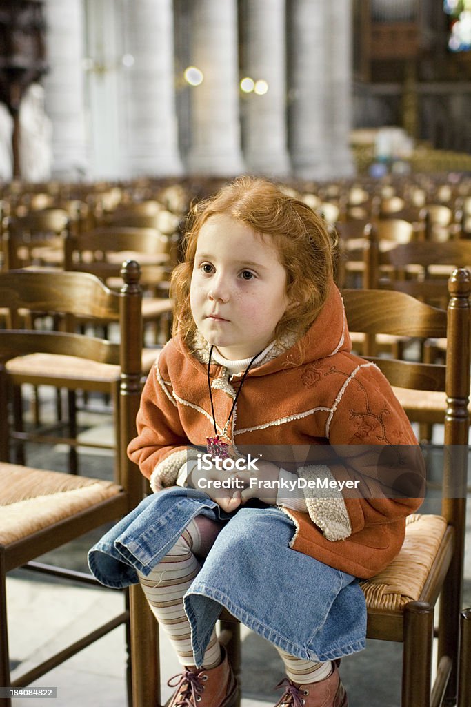 Nachdenklich Mädchen in Kirche - Lizenzfrei Kind Stock-Foto