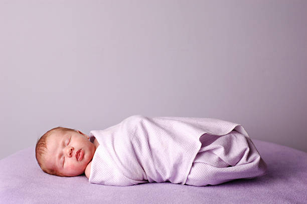 swaddled recém-nascido dormir, - baby blanket imagens e fotografias de stock