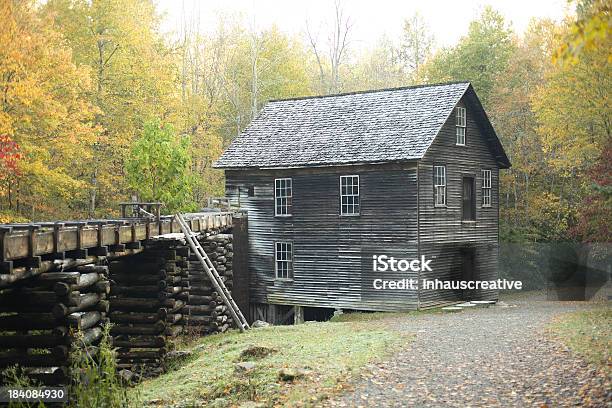 Old Mill - Fotografias de stock e mais imagens de Estilo colonial - Estilo colonial, Mata, Moinho