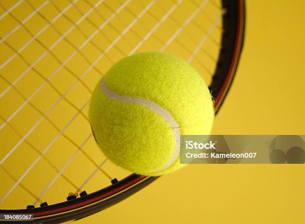Palla Da Tennis E Racchetta - Fotografie stock e altre immagini di Campo sportivo - Campo sportivo, Close-up, Composizione orizzontale