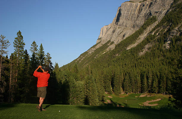 golf dans les rocheuses canadiennes - canada alberta mountain mountain range photos et images de collection