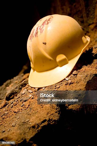 Capacete De Obra - Fotografias de stock e mais imagens de Lei - Lei, Saúde e segurança ocupacional, Adulto