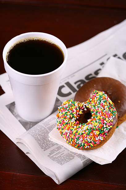 café et des gâteaux - disposable cup coffee donut newspaper photos et images de collection