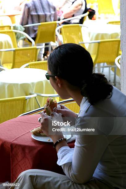 Almoço Em Uma Tabela Fora - Fotografias de stock e mais imagens de Adulto - Adulto, Alimentação Não-saudável, Almoço