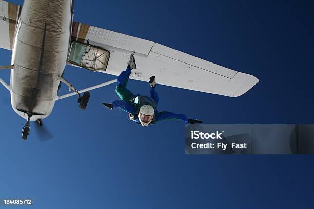 Skydiver Sair De Um Pequeno Avião - Fotografias de stock e mais imagens de Avião - Avião, Queda Livre - Paraquedismo, Saltar