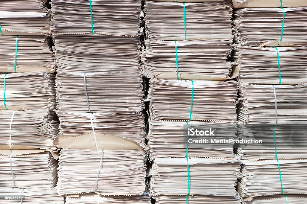 Pila di giornali - Foto stock royalty-free di Carta