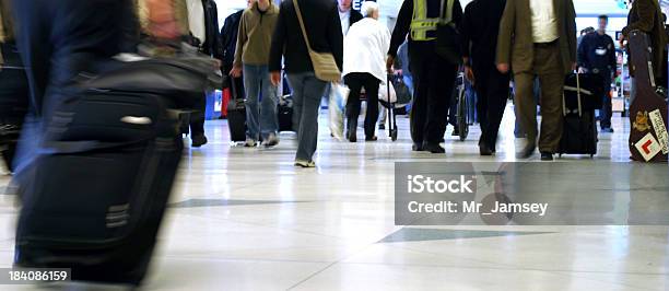 Aeroporto Di Persone - Fotografie stock e altre immagini di Aeroporto - Aeroporto, Affari, Arrivo