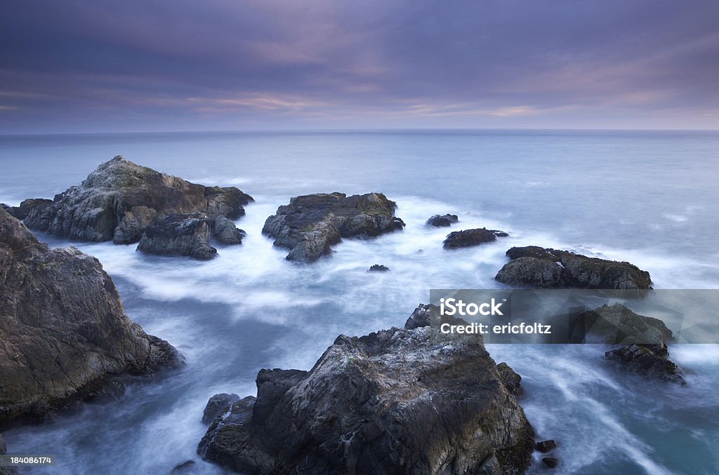 Rocky la costa - Foto de stock de Acantilado libre de derechos