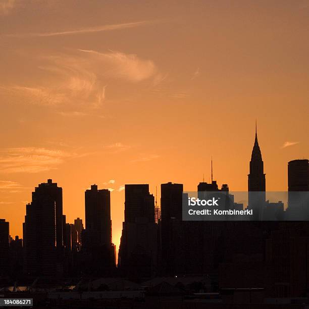 Foto de Manhattan Ao Entardecer e mais fotos de stock de Alto - Descrição Geral - Alto - Descrição Geral, Arquitetura, Arranha-céu