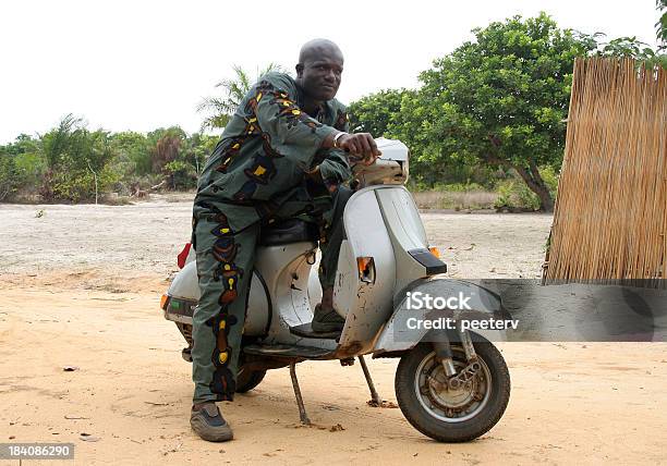 중유럽식 남자의 자전거 오토바이에 대한 스톡 사진 및 기타 이미지 - 오토바이, 아프리카, 아프리카 문화