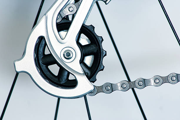 gears e componentes de bicicleta - bicycle chain chain gear bicycle - fotografias e filmes do acervo