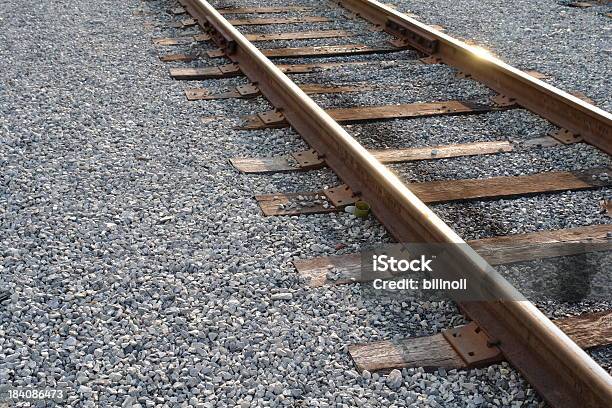 Treno Traccia Al Tramonto - Fotografie stock e altre immagini di Acciaio - Acciaio, Arrugginito, Città